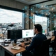 Empleados trabajando en software para CAT